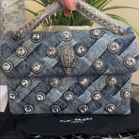 Kurt Geiger Kensington Leather Mini Crossbody Bag
Kurt Geiger London - Picture 4 of 12